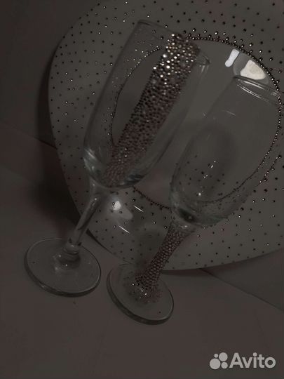 Бокалы и тарелка со стразами