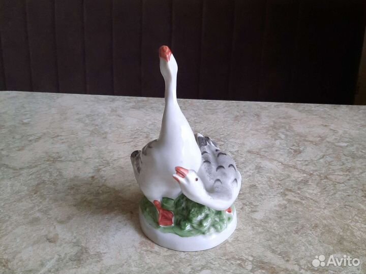 Фарфоровые статуэтки гуси