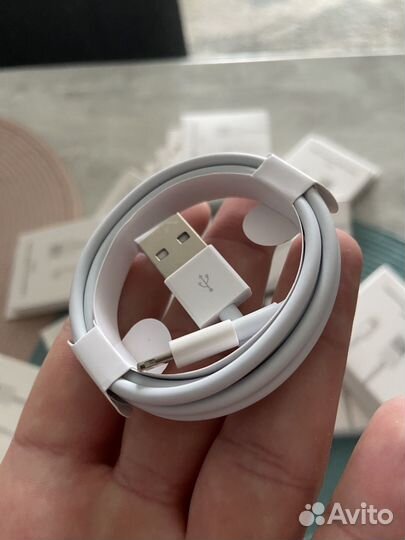 Зарядный шнур на iPhone