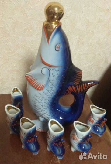 Блюдо большое и графин с рюмками