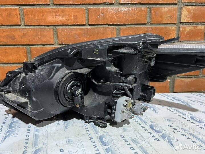 Правая Передняя фара toyota prius 30