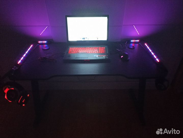 Компьютерные столы для геймеров с RGB-подсветкой