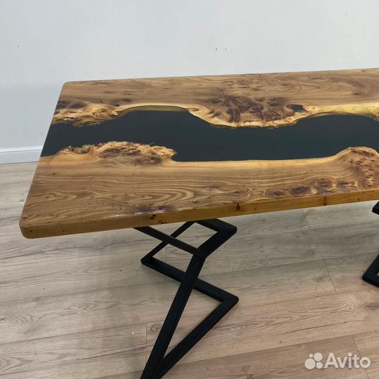 Стол из дерева и эпоксидной смолы