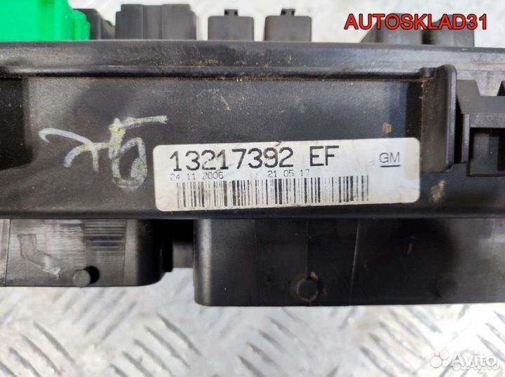 Блок предохранителей Opel Corsa D 13217392EF