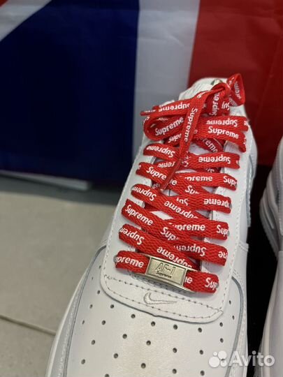 Кроссовки nike air force 1 supreme белые на руках