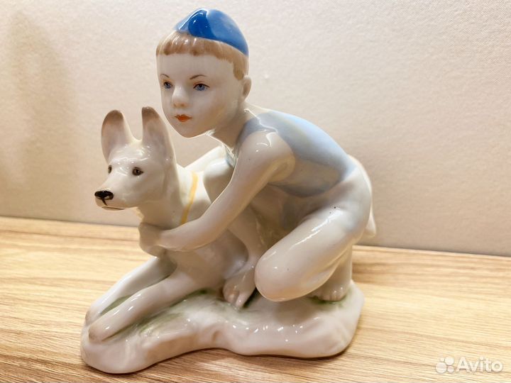 Статуэтка юный пограничник с собакой лфз