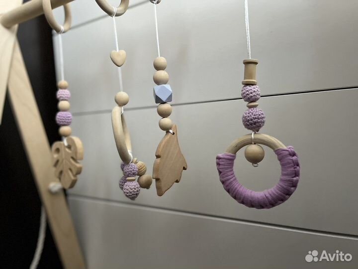 Деревянная дуга с игрушками