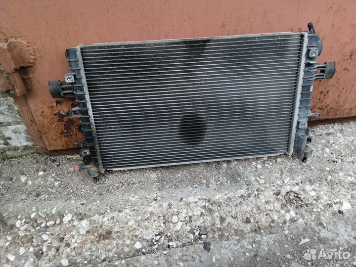 Радиатор охлаждения основной Opel Astra H Zafira B