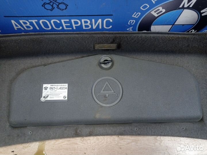 Обшивка багажника с инструментами на BMW 5 E39