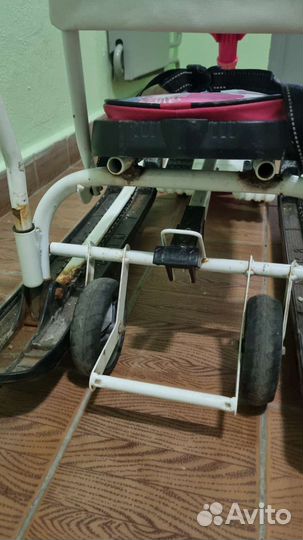 Снегокат с ручкой и колесами