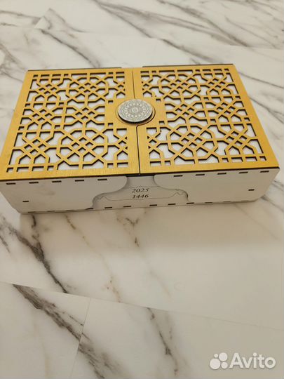 Деревянная шкатулка