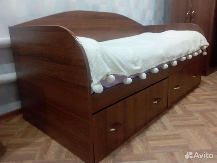 Кровать и компьютерный стол