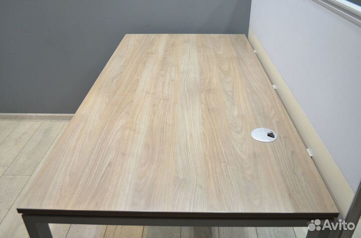 Стол письменный на металлокаркасе Bene, Австрия