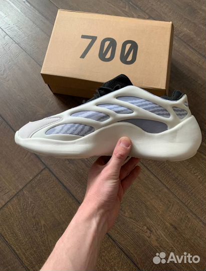 Кроссовки adidas yeezy boost 700