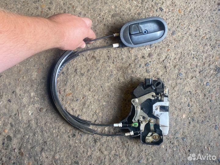 Mitsubishi colt замок передней левый