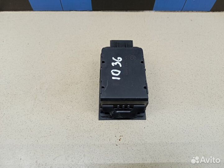 Кнопка фиксатора стояночного тормоза Tiguan 2007-2