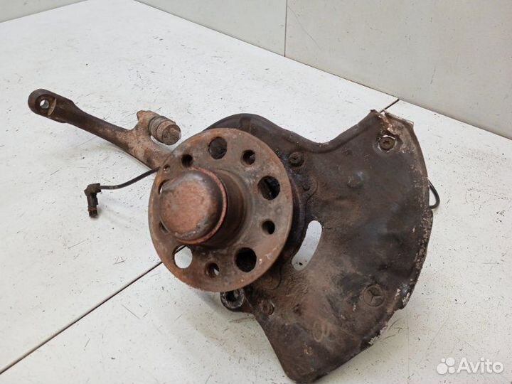 Кулак поворотный передний правый Mercedes-Benz