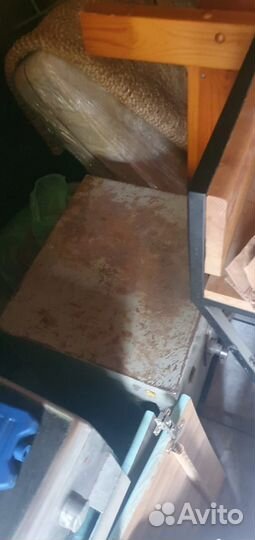 Сейф несгораемый, металлический с затвором