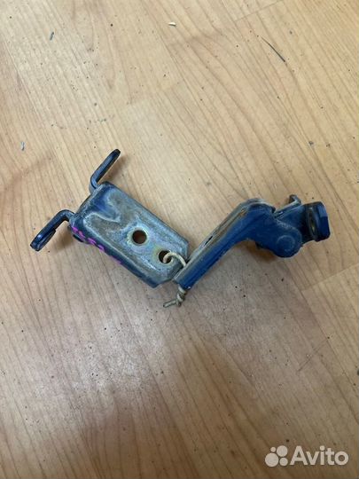 Петли дверные передние правые Suzuki Escudo TL52W