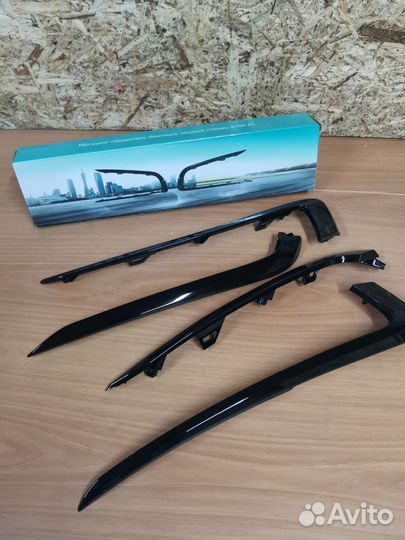 Молдинги переднего бампера Гранта FL Черный глянец