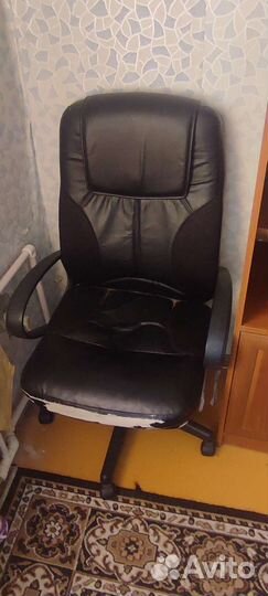 Компьютерный стол и кресло