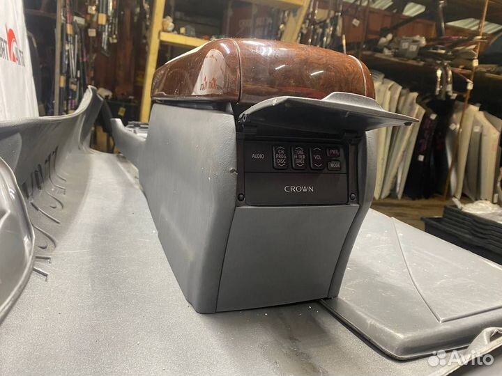 Подлокотник Toyota Crown