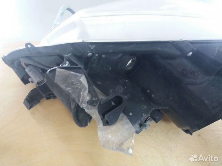 Toyota Avensis 3 фара правая