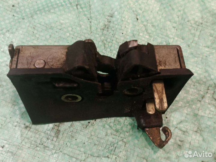 Замок двери задний левый Audi 80