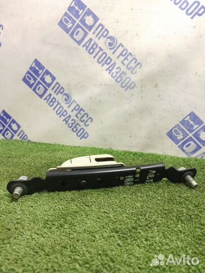 Регулятор ремня безопасности левый Nissan Tiida