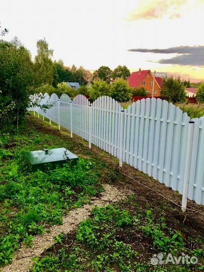 Заборы из профнастила штакетника
