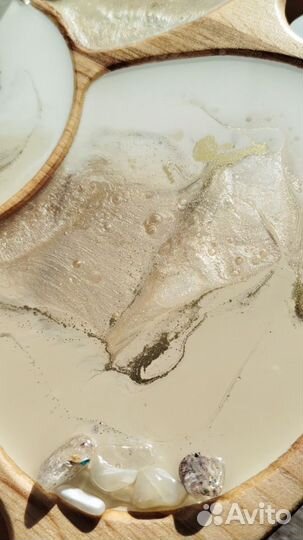 Винный столик из дуба с эпоксидной смолой