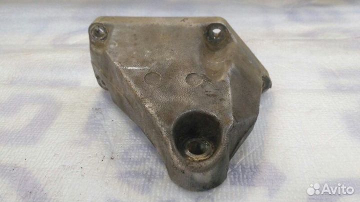 Кронштейн двигателя правый Toyota Mark2 1992-1996