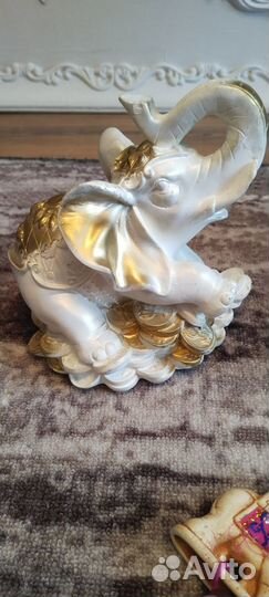 Много слонов