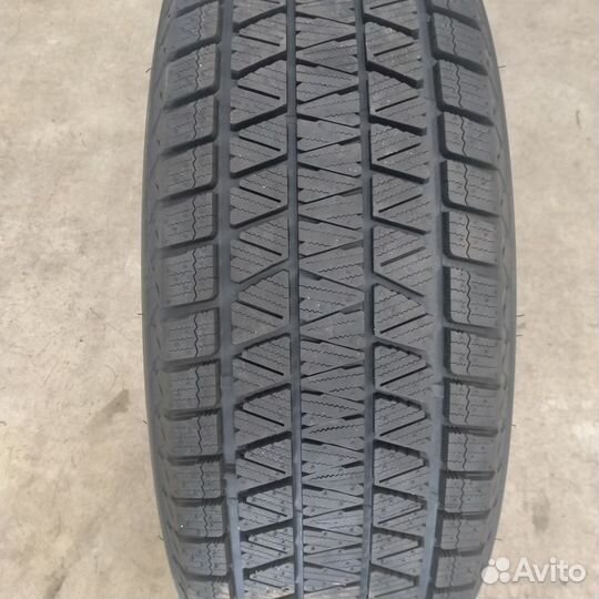 Bridgestone Blizzak DM-V3 275/40 R22 107