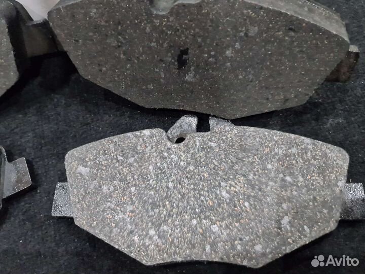 Тормозные колодки передние Mercedes W211