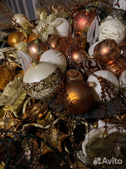 Елочные игрушки, гирлянды, подставка под ёлку