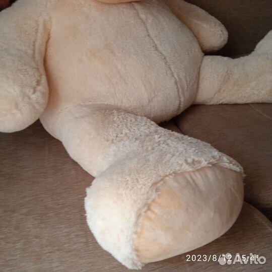 Большой плюшевый медведь