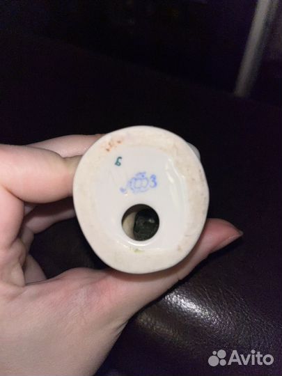 Статуэтка фарфоровая Мальчик узбек с виноградом