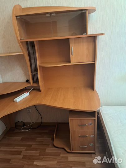 Компьютерный стол угловой с полками