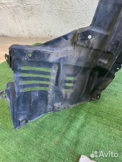 Подкрылки передние Mitsubishi Pajero 4 2010 год