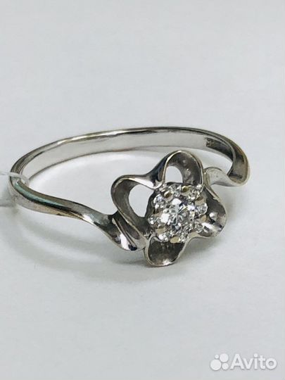 Золотое кольцо с бриллиантом