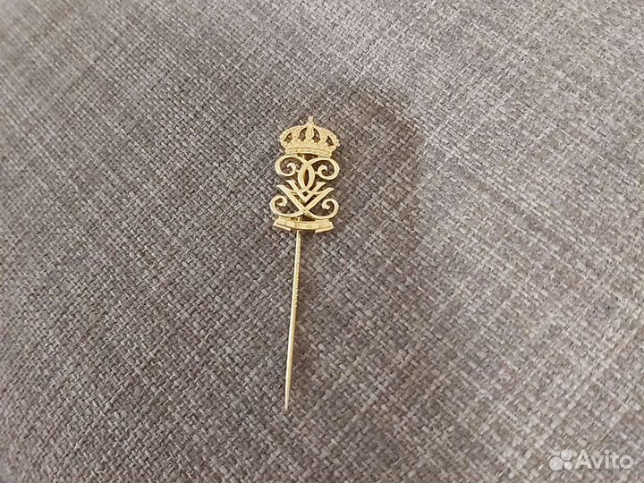 Булавка в лацкан пиджака