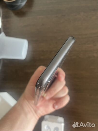 Телефон iPhone 11