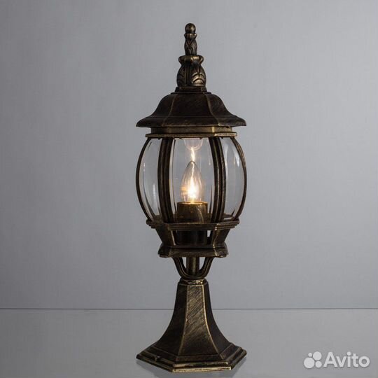 Столб металлический и стеклянный уличный