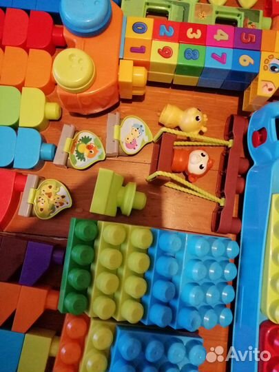 Конструктор mega bloks 436 деталей + столик