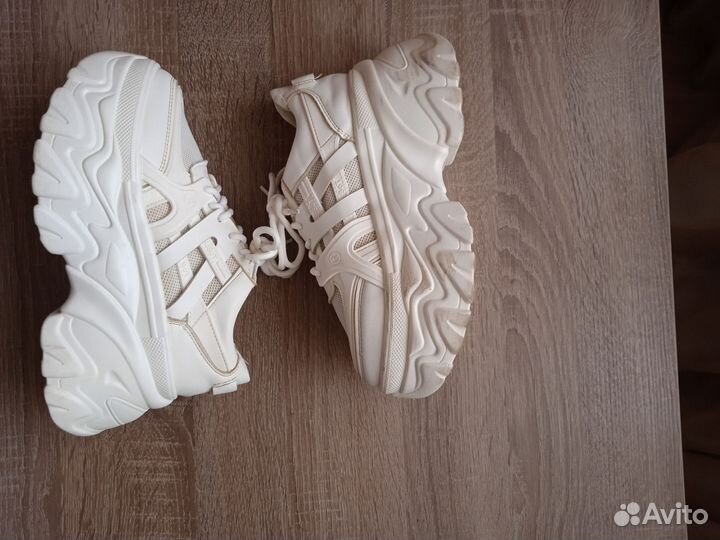 Кроссовки белые для девочки, размер 37. Торг