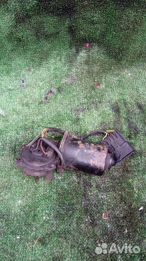 Моторчик стеклоочистителя передний Opel Omega