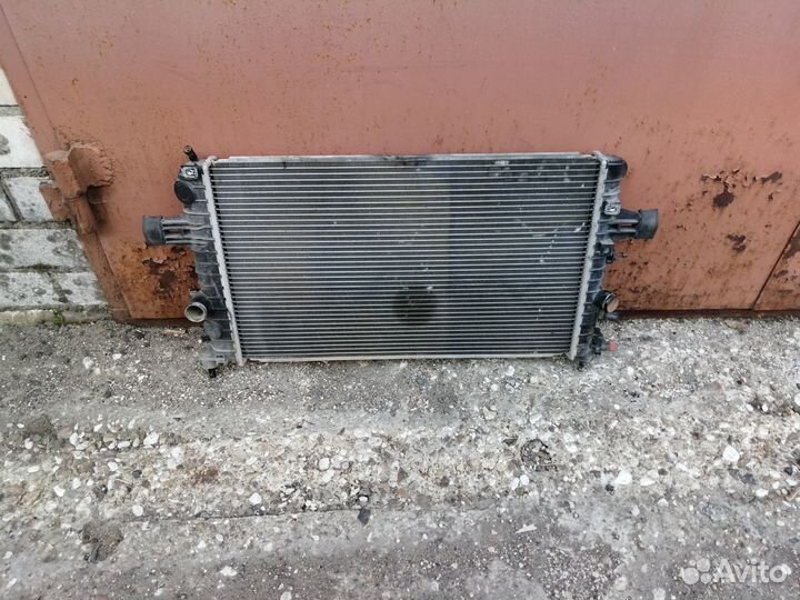 Радиатор охлаждения основной Opel Astra H Zafira B
