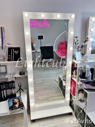 Напольное зеркало