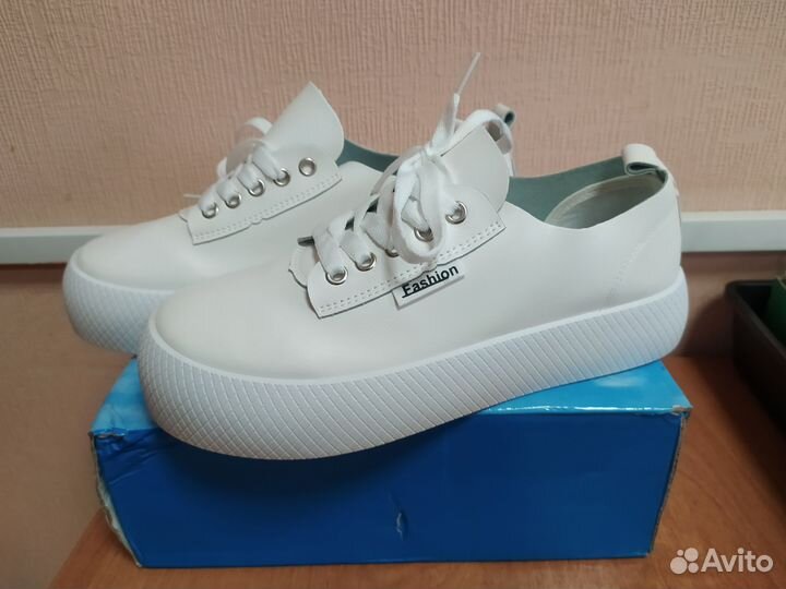 Кроссовки женские